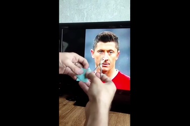 Cắt hình chân dung từ mảnh giấy gây kinh ngạc