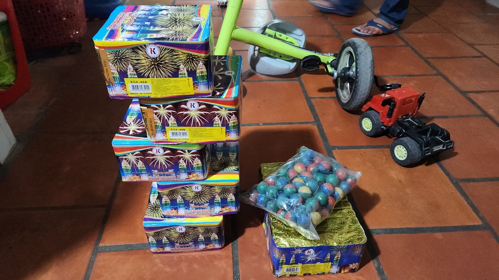 Tạm giữ người mẹ đưa pháo lậu cho con đem bán - 1