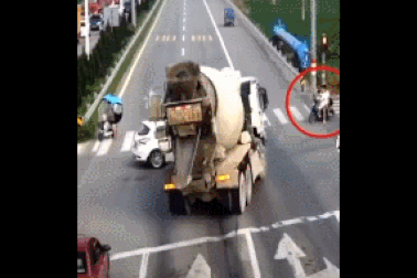 Clip "xe trộn bê tông lật nghiêng suýt đè người đi đường" nổi bật tuần qua