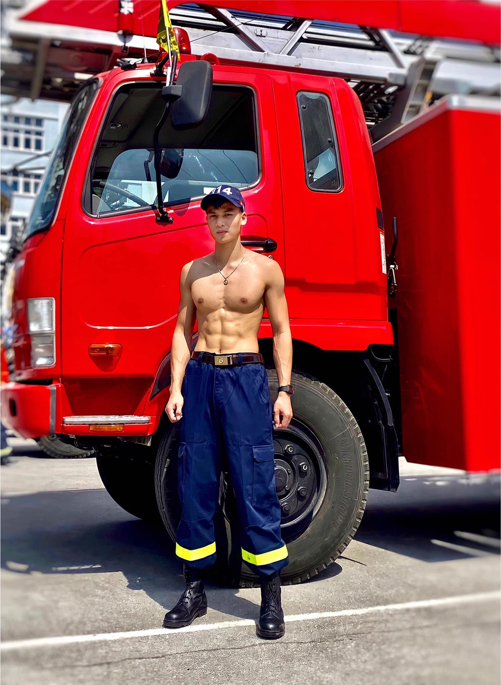 Cực phẩm lính cứu hỏa Lạng Sơn body 6 múi, thần thái như diễn viên - 2 Cực phẩm lính cứu hỏa Lạng Sơn body 6 múi, thần thái như diễn viên - 2