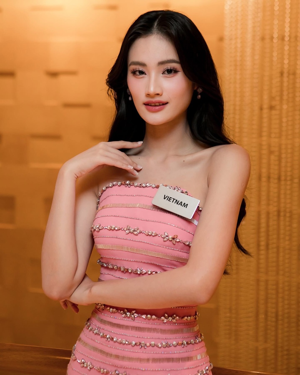 បវរកញ្ញាពិភពលោកឆ្នាំ 2025 ជិតដល់ពាក់កណ្តាលហើយ តើ Y Nhi វាយតម្លៃយ៉ាងណា? - ២ Hoa hậu Thế giới 2025 đi được nửa chặng, Ý Nhi được đánh giá thế nào? - 2