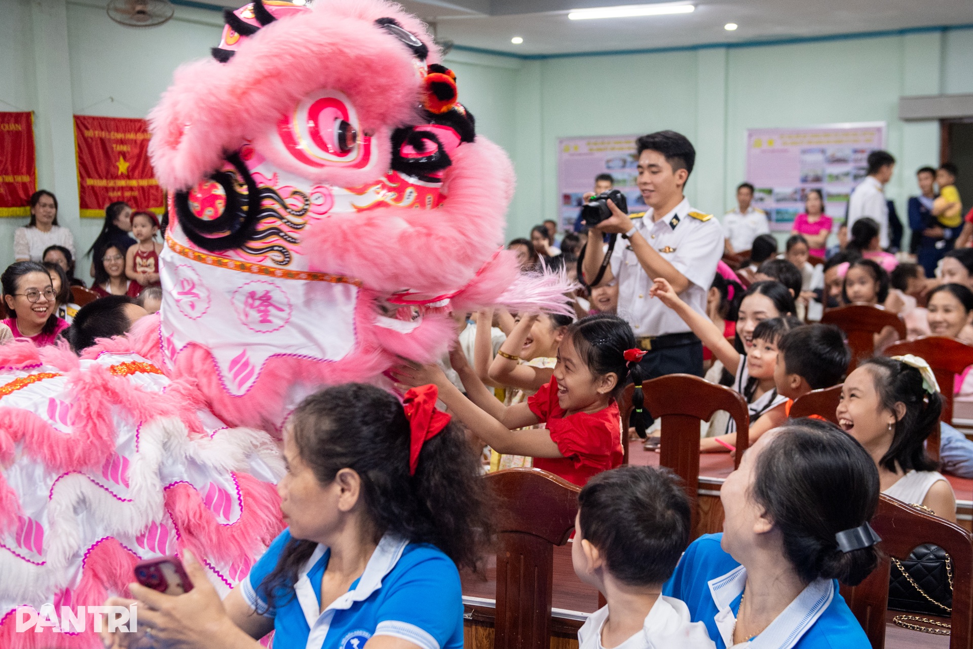 Vui Tết Trung thu cùng con các chiến sĩ Trường Sa - 6 Vui Tết Trung thu cùng con các chiến sĩ Trường Sa - 6