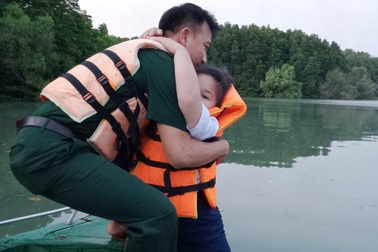 Cứu hai cha con bị rơi xuống sông ở TPHCM