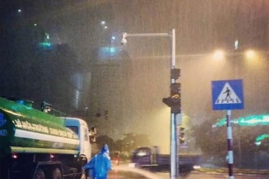 "Không có chuyện tưới cây khi đang mưa ở đường phố Hà Nội!"