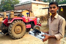 Con trai nông dân chế tạo máy kéo điều khiển từ xa khiến cả làng sửng sốt