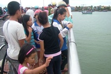 Một nam sinh nhảy cầu Nhật Lệ tự tử