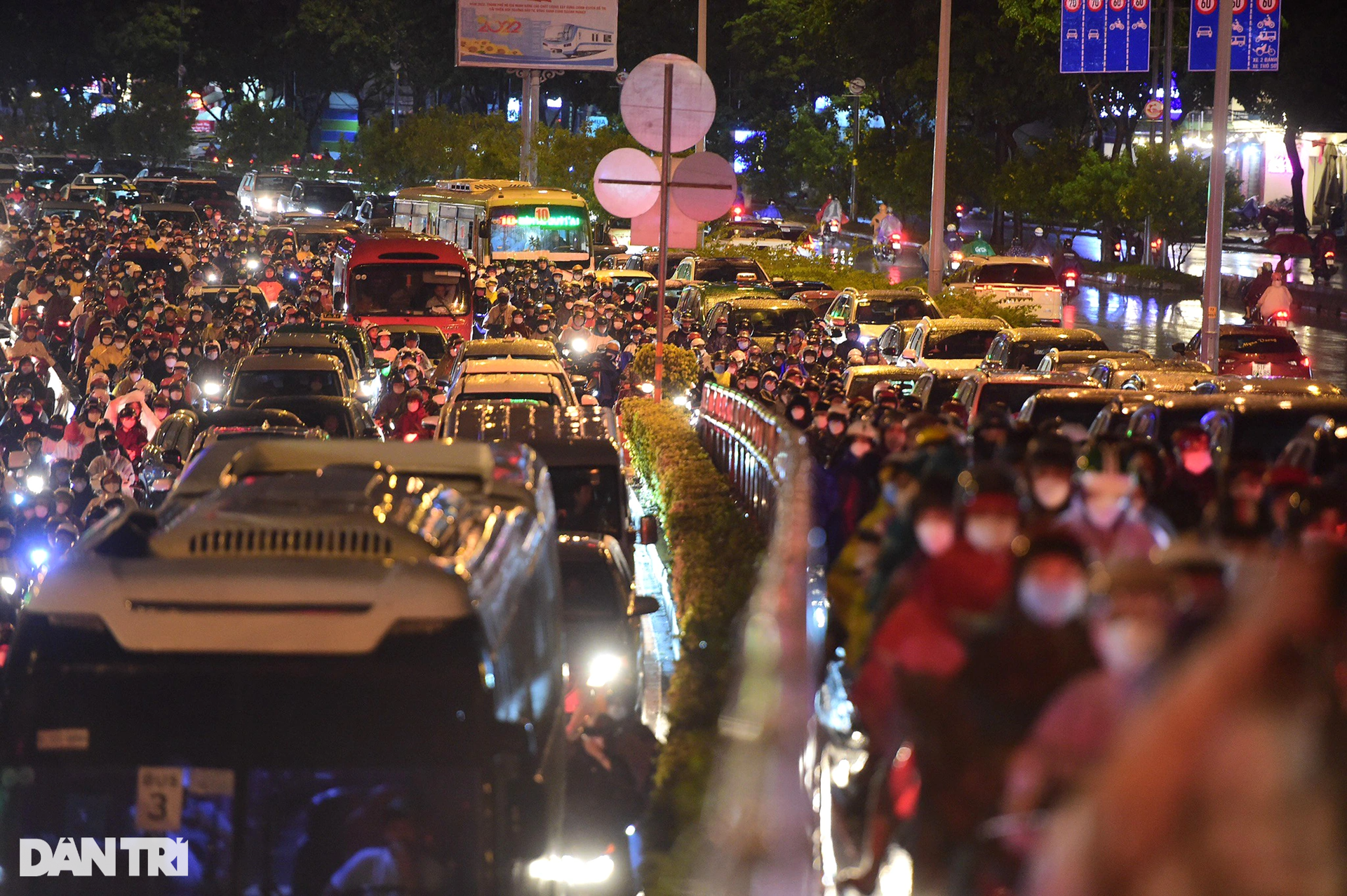 Người dân TPHCM chôn chân gần 4km trên đường về nhà sau cơn mưa chiều - 2 Người dân TPHCM chôn chân gần 4km trên đường về nhà sau cơn mưa chiều - 2