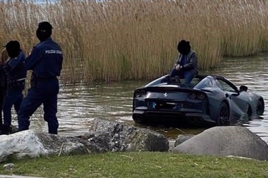 Không cài phanh tay, siêu xe Ferrari trị giá 400.000 USD lao xuống hồ