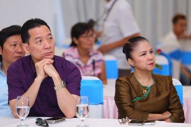 Nhà thiết kế Sỹ Hoàng hội ngộ vợ chồng Đặng Hùng – Vương Linh tại lễ trao tặng sách