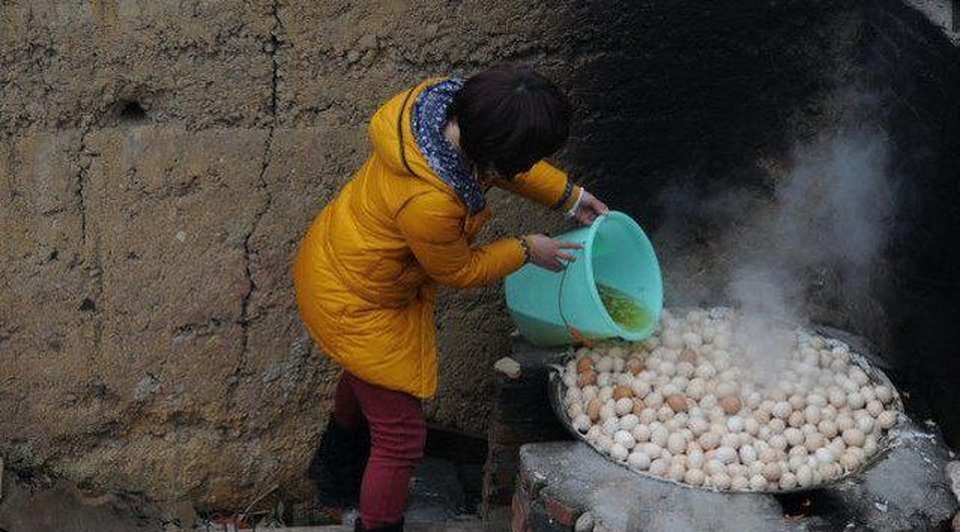 Hoảng hồn món trứng luộc bằng nước tiểu bé trai được coi là ... thần dược - 2 Hoảng hồn món trứng luộc bằng nước tiểu bé trai được coi là ... thần dược - 2