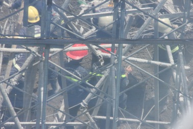 Vụ sập giàn giáo: Nạn nhân cuối cùng được tìm thấy sau 16 tiếng bị vùi lấp