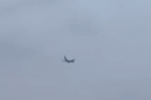 Máy bay Mỹ chở 158 người tóe lửa trên trời vì thỏ chui vào động cơ