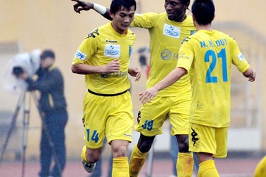 Thanh Hóa gặp khó, Hà Nội T&T củng cố ngôi đầu