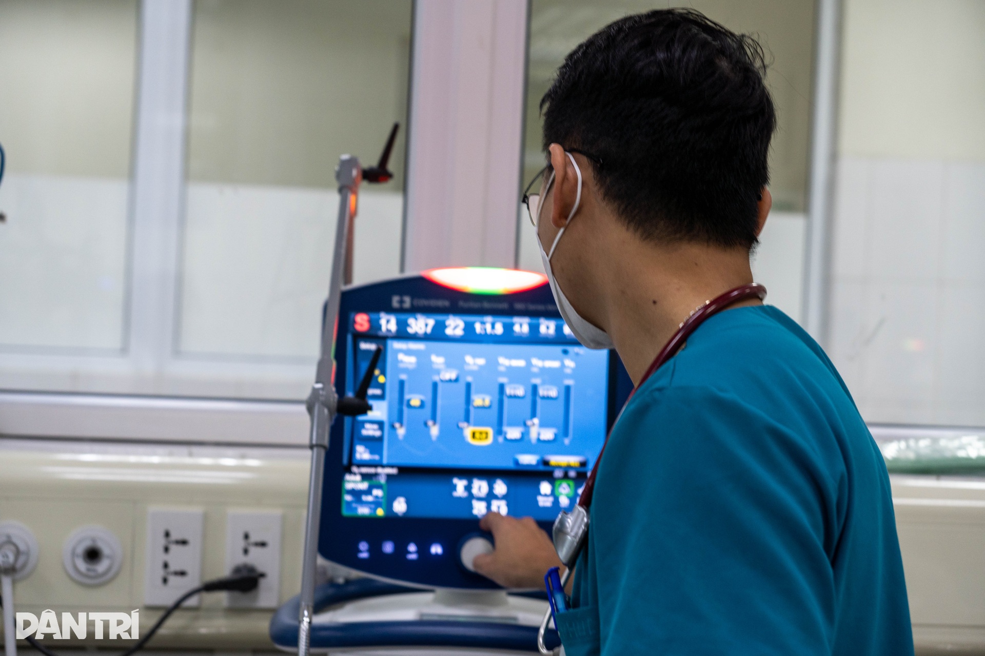 Tuyến cuối chữa sốt xuất huyết: Chạy đua cứu bệnh nhân cô đặc máu - 3