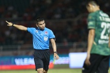 Trọng tài Thái Lan gây tranh cãi, CLB TPHCM gần đủ điểm trụ hạng