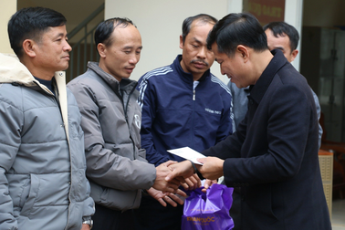 Ngành giáo dục Nghệ An trao 720 suất quà Tết tới học sinh, giáo viên