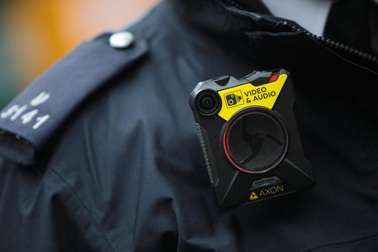 Giáo viên Anh sẽ gắn camera trên người để giám sát học sinh hư