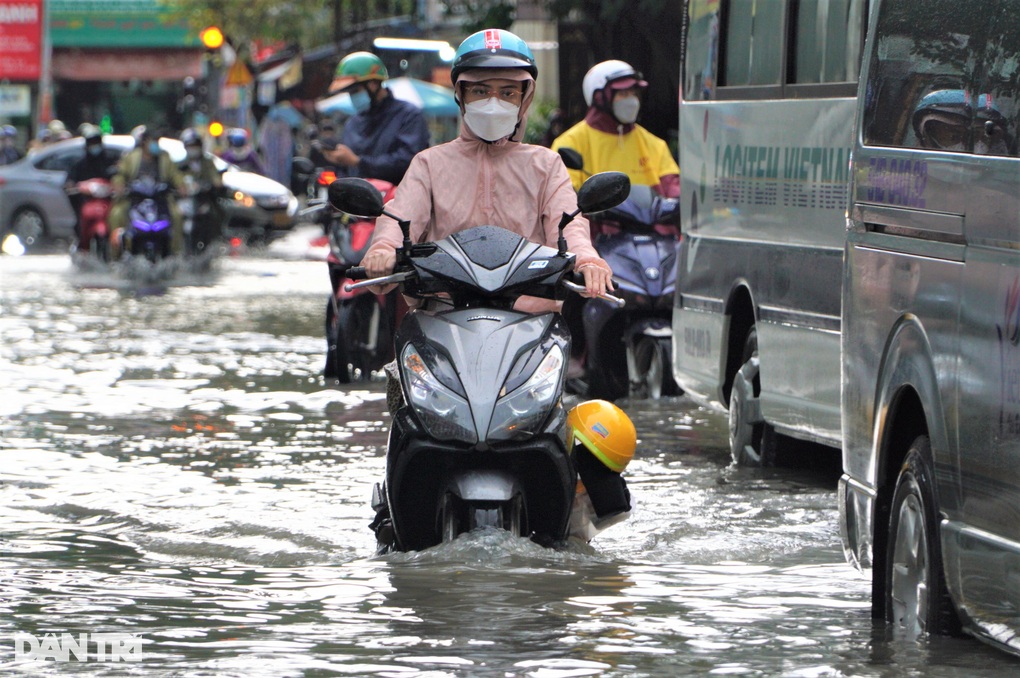 Phố nhà giàu ở TPHCM ngập sâu sau mưa, người dân dắt bộ, lội nước về nhà - 3 Phố nhà giàu ở TPHCM ngập sâu sau mưa, người dân dắt bộ, lội nước về nhà - 3