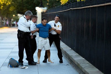 Nhà Trắng báo động an ninh vì bị ném pháo hoa 