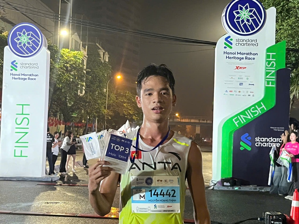 선수들이 스탠다드차타드 마라톤 헤리티지 하노이에서 열광적으로 경쟁합니다 - 10 VĐV tranh tài sôi nổi ở giải chạy Standard Chartered Marathon Di sản Hà Nội - 10