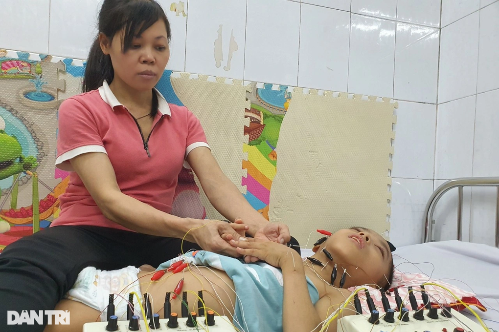 8 năm, ngày nào người mẹ cũng ngóng tiếng con gọi mẹ ơi!... - 4 8 năm, ngày nào người mẹ cũng ngóng tiếng con gọi mẹ ơi!... - 4