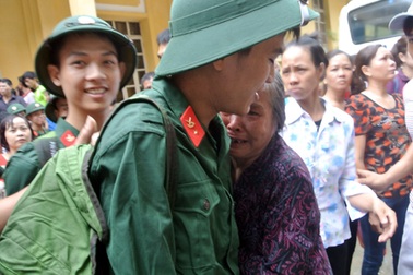 Gần 2.000 thanh niên Thủ đô háo hức lên đường nhập ngũ