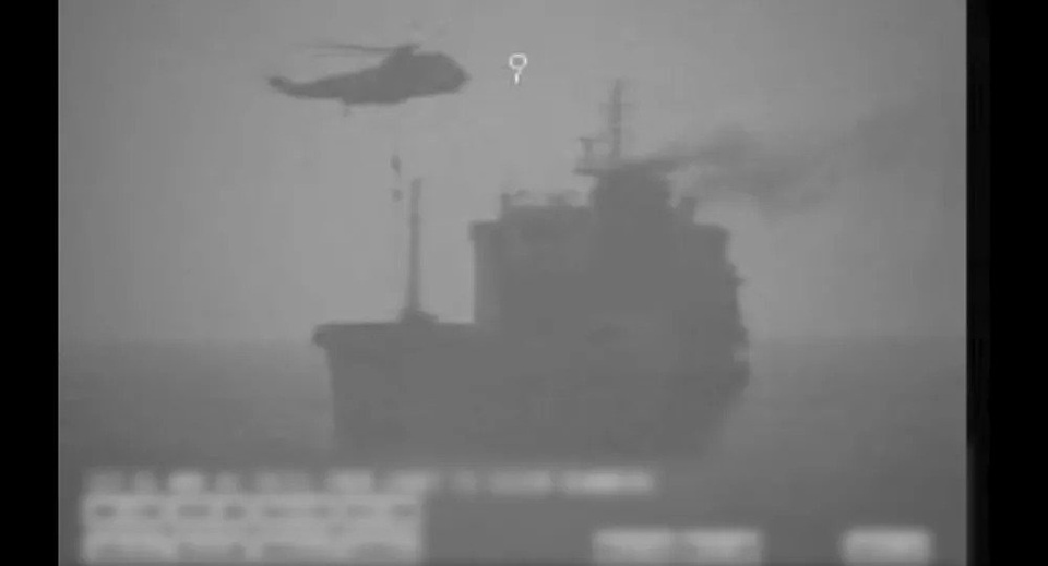 Mỹ tung video cáo buộc Iran đổ quân lên tàu dầu ở vùng biển quốc tế - 1