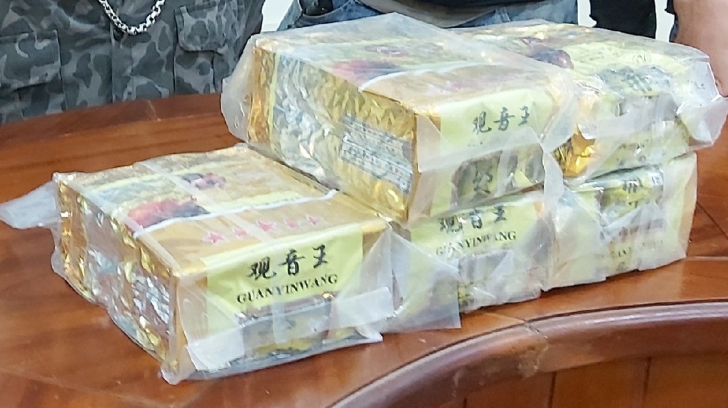 Bắt quả tang người đàn ông vận chuyển lô ma túy trị giá gần 1,5 tỷ đồng - 2 Bắt quả tang người đàn ông vận chuyển lô ma túy trị giá gần 1,5 tỷ đồng - 2
