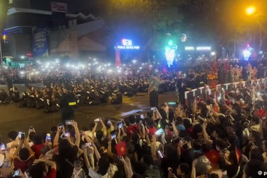 Khoảnh khắc các chiến sĩ diễu binh hát "Viết tiếp câu chuyện hòa bình"