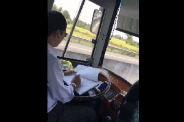 Choáng với clip tài xế xe khách vừa lái xe vừa... ghi chép