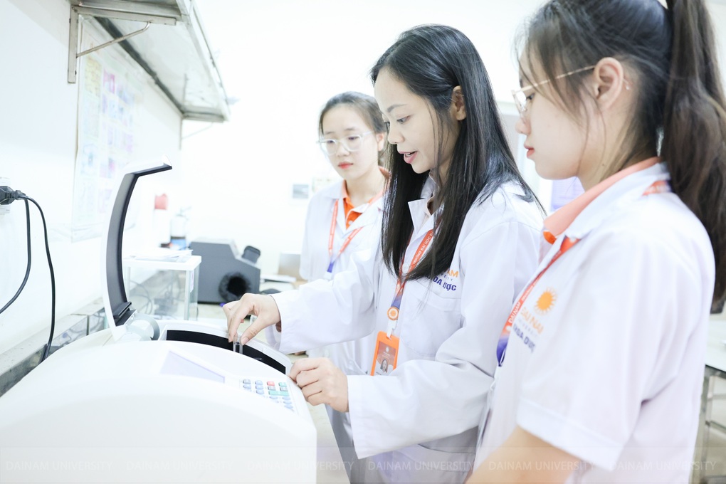 DNU trao học bổng cho tân sinh viên là người thân của cán bộ ngành y tế, giáo dục - 5 DNU trao học bổng cho tân sinh viên là người thân của cán bộ ngành y tế, giáo dục - 5