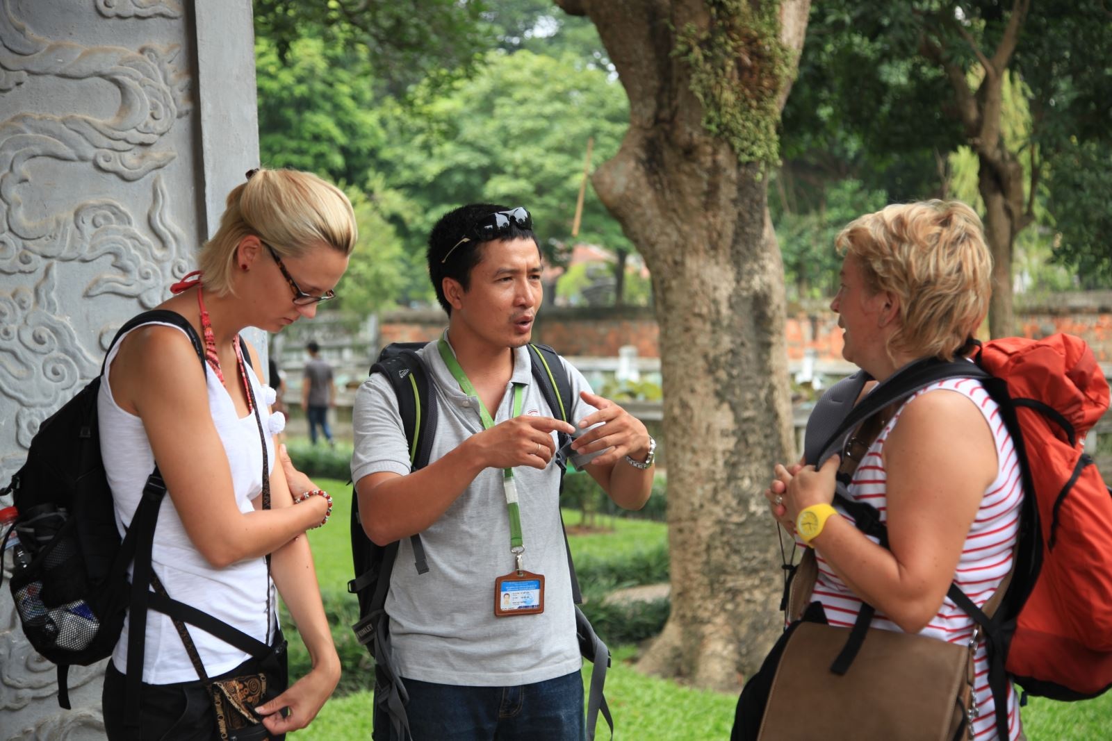 huong dan vien du lich 3.jpg