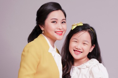 BTV Khánh Ly gây ngưỡng mộ với cách dạy tiếng Anh cho con từ 2 tuổi