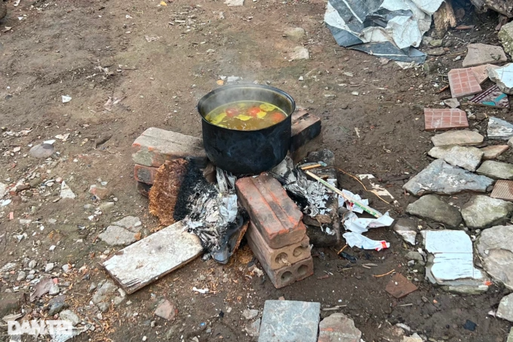 Một góc nhỏ ở Hà Nội, người dân quyết không dùng điện bất chấp nắng nóng - 5 Một góc nhỏ ở Hà Nội, người dân quyết không dùng điện bất chấp nắng nóng - 5