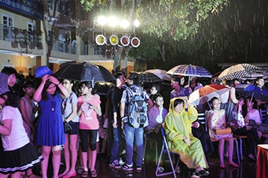 Teen Lomonoxop đội mưa cổ vũ bạn bè trổ tài năng
