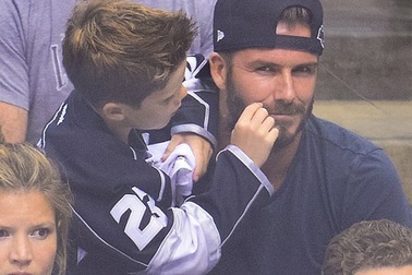 Con trai David Beckham nghịch ngợm bộ râu của bố