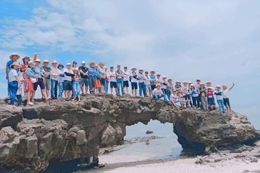 Hoảng hốt với 40 người "đè" lên vòm đá núi lửa hàng triệu năm tuổi