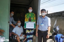 Trao 85 triệu đồng tới người đàn ông ốm liệt giường và con gái khờ khạo