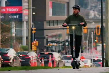 Scooter điện gây nhiều tai nạn, chính quyền thành phố này siết quy định