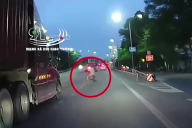 Rùng mình tình huống người đi xe đạp tạt đầu container hết sức nguy hiểm