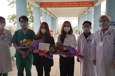 Hai cô gái về từ vùng dịch Daegu xuất viện sau 14 ngày cách ly