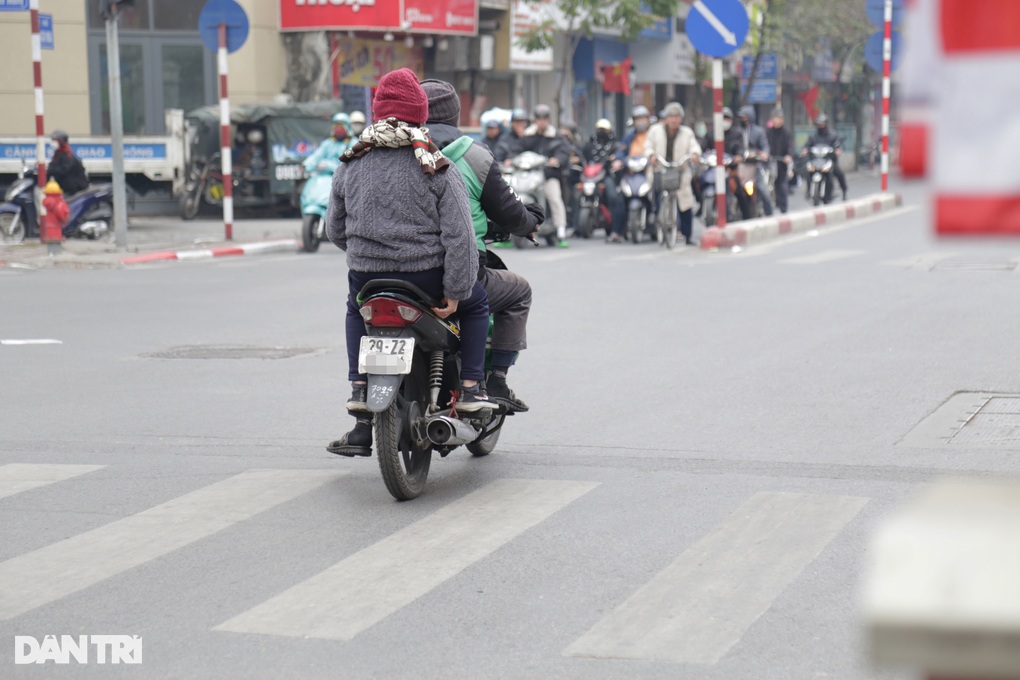 Không đội mũ bảo hiểm bị CSGT xử lý, tài xế xe ôm công nghệ nói do đau đầu - 2 Không đội mũ bảo hiểm bị CSGT xử lý, tài xế xe ôm công nghệ nói do đau đầu - 2