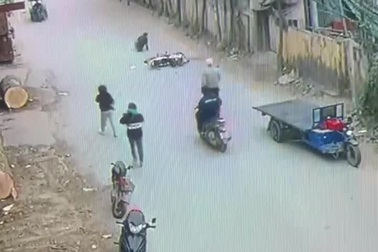 Xe lôi mất lái gây tai nạn nghiêm trọng cho người đi đường