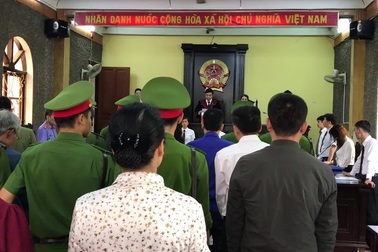 Thẩm phán Quản Hữu Chiến đọc quyết định trả hồ sơ vụ gian lận thi cử Sơn La vì có dấu hiệu đưa nhận hối lộ