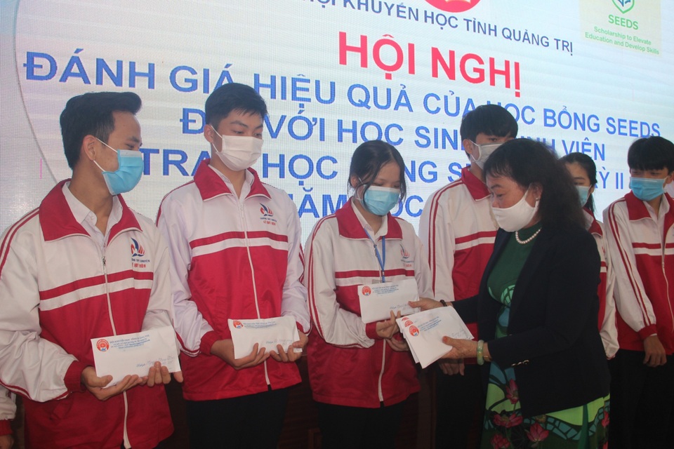 Hỗ trợ hàng trăm triệu đồng tới học sinh khó khăn dịp đầu Xuân - 1 Hỗ trợ hàng trăm triệu đồng tới học sinh khó khăn dịp đầu Xuân - 1