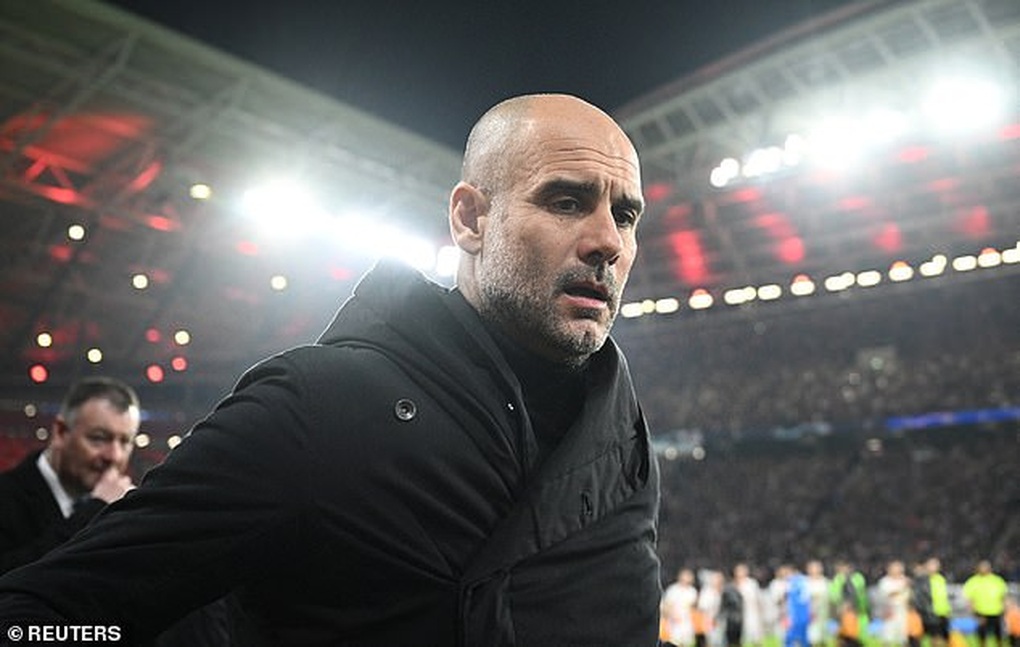 HLV Pep Guardiola nổi cơn tam bành ngay trên sân - 2 HLV Pep Guardiola nổi cơn tam bành ngay trên sân - 2