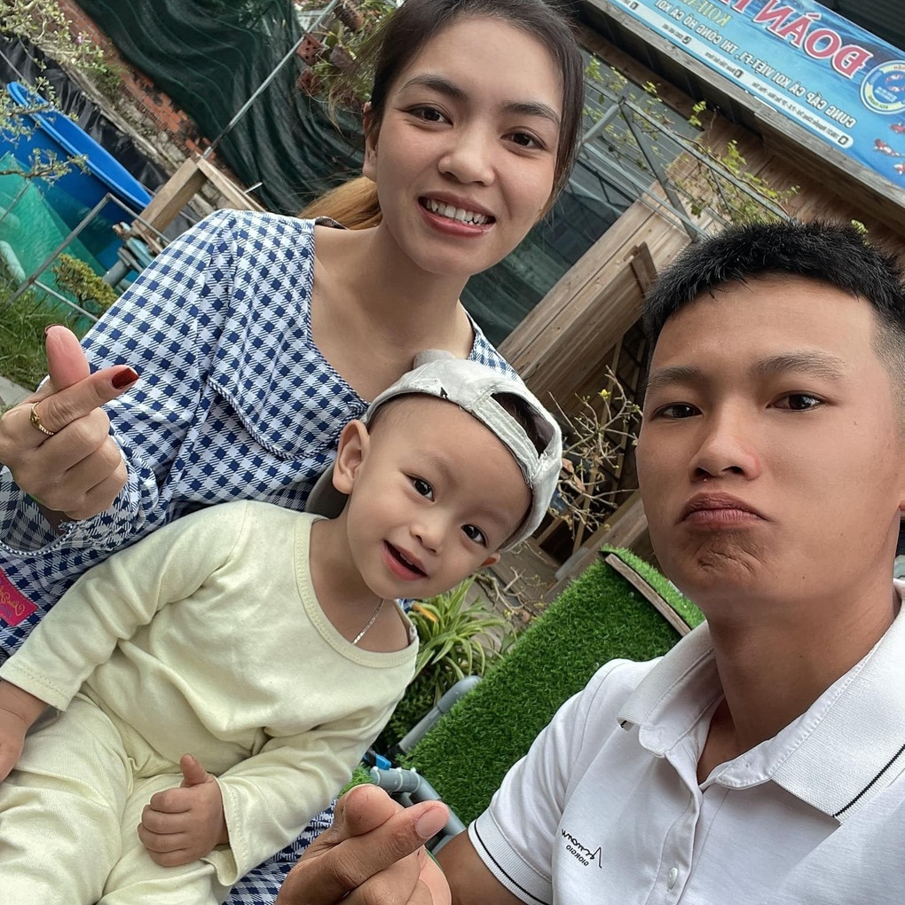 Đàn cá Koi hàng trăm triệu đồng bị lũ cuốn, chủ nhân ngồi trên đống lửa - 1