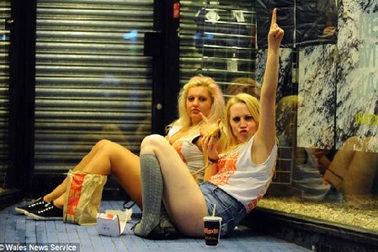 Hàng trăm nữ sinh ăn mặc hở hang, tiệc tùng bê tha trên phố