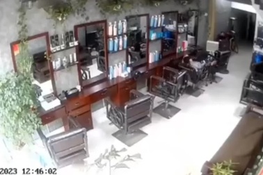 Mảng trần thạch cao bất ngờ đổ sập, suýt gây tai nạn nghiêm trọng