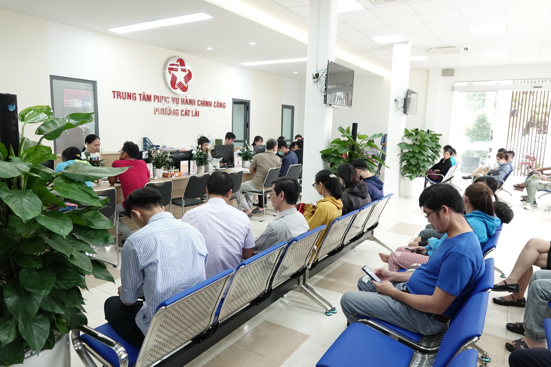 Lượng công việc tăng gấp 5 lần, công chức tăng ca đến tối muộn - 2 Lượng công việc tăng gấp 5 lần, công chức tăng ca đến tối muộn - 2